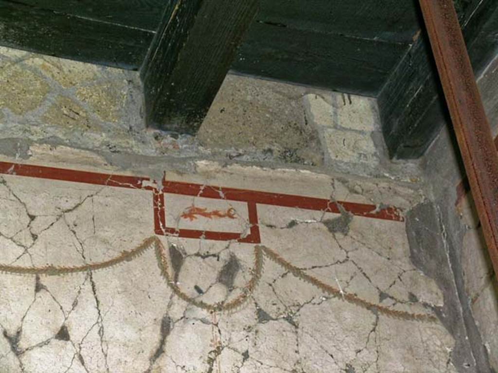 V.15, Herculaneum. December 2004. Detail of painted decoration from upper wall of oecus on north end of west portico.
Photo courtesy of Nicolas Monteix.